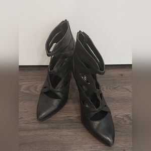 Nine West Size 6M black zipper back strappy 3.75" Heels Stilettos